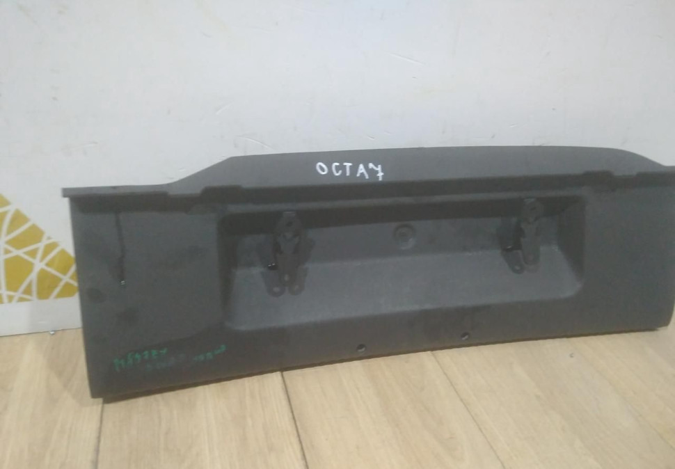 Обивка задней панели бу Skoda Octavia A7 OEM 5E5863485