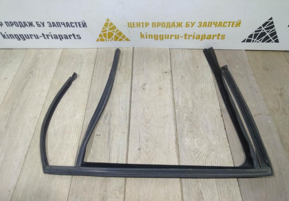 Уплотнитель стекла двери задний правый бу BMW X5 F15 OEM 51357289668