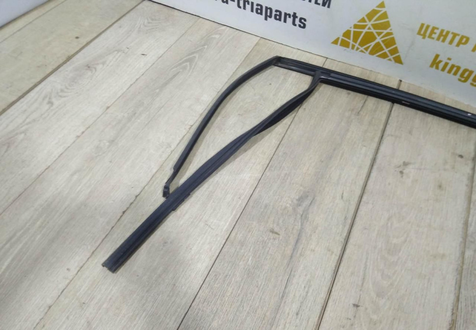 Уплотнитель стекла двери задний правый бу BMW X5 F15 OEM 51357289668 Уплотнитель стекла двери задний правый бу BMW X5 F15 OEM 51357289668