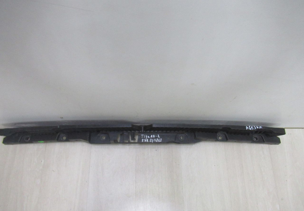 Кронштейн заднего бампера Volkswagen Tiguan 2 oem 5nr807863 (мал.трещ)