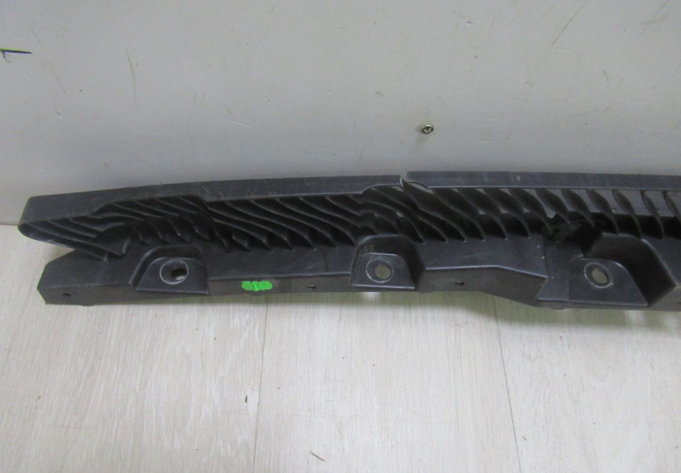 Кронштейн заднего бампера Volkswagen Tiguan 2 oem 5nr807863 (мал.трещ)