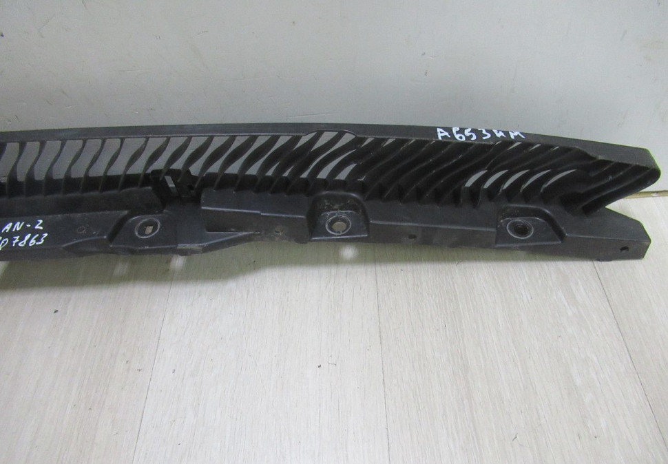 Кронштейн заднего бампера Volkswagen Tiguan 2 oem 5nr807863 (мал.трещ)