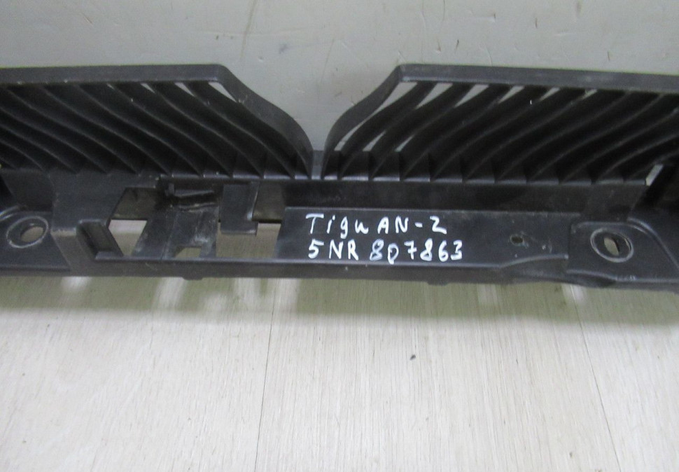 Кронштейн заднего бампера Volkswagen Tiguan 2 oem 5nr807863 (мал.трещ)
