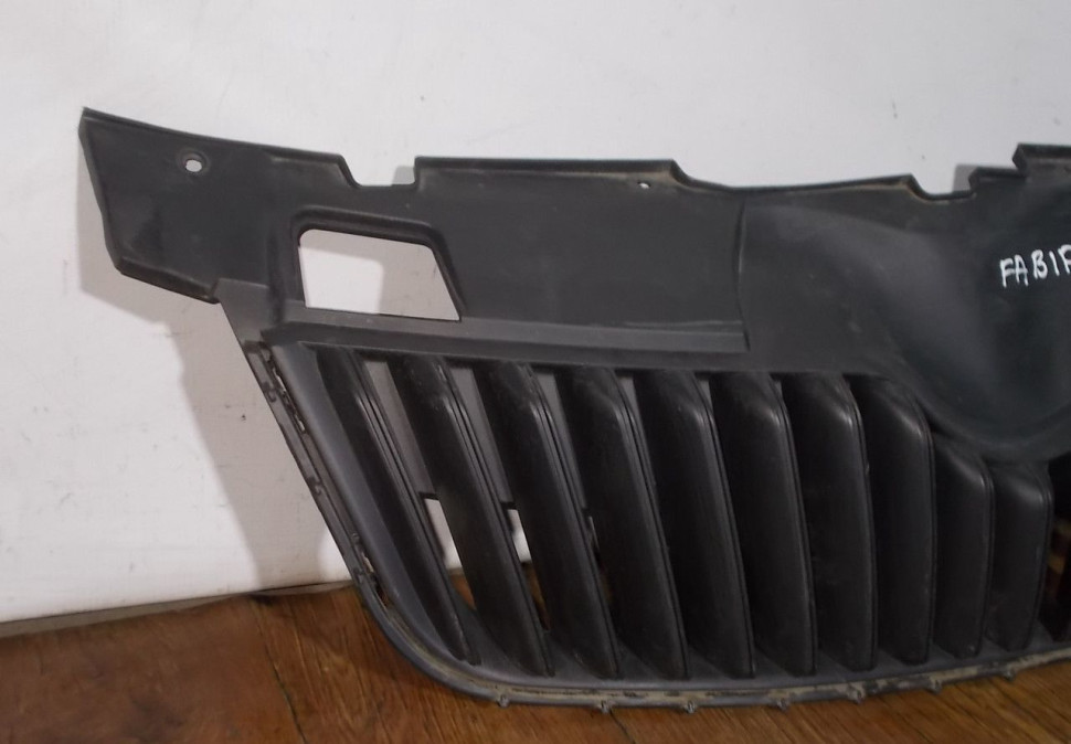 Решетка радиатора бу Skoda Fabia 2 OEM 5J0853668C Решетка радиатора бу Skoda Fabia 2 OEM 5J0853668C