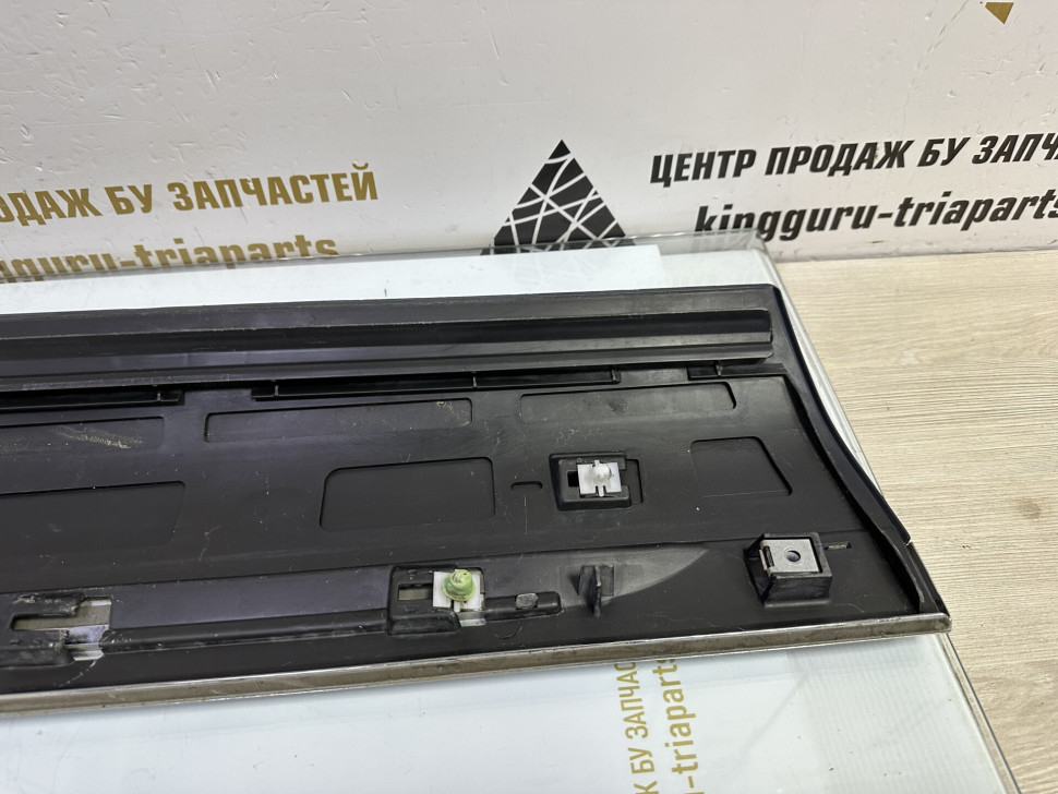 Молдинг двери пер прав Volkswagen Touareg 10- (скл-1) Молдинг двери пер прав Volkswagen Touareg 10- (скл-1)