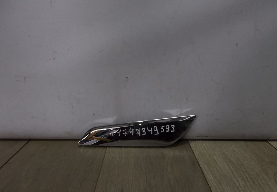 Накладка крыла передняя левая бу BMW 5 G30 OEM 51747349593