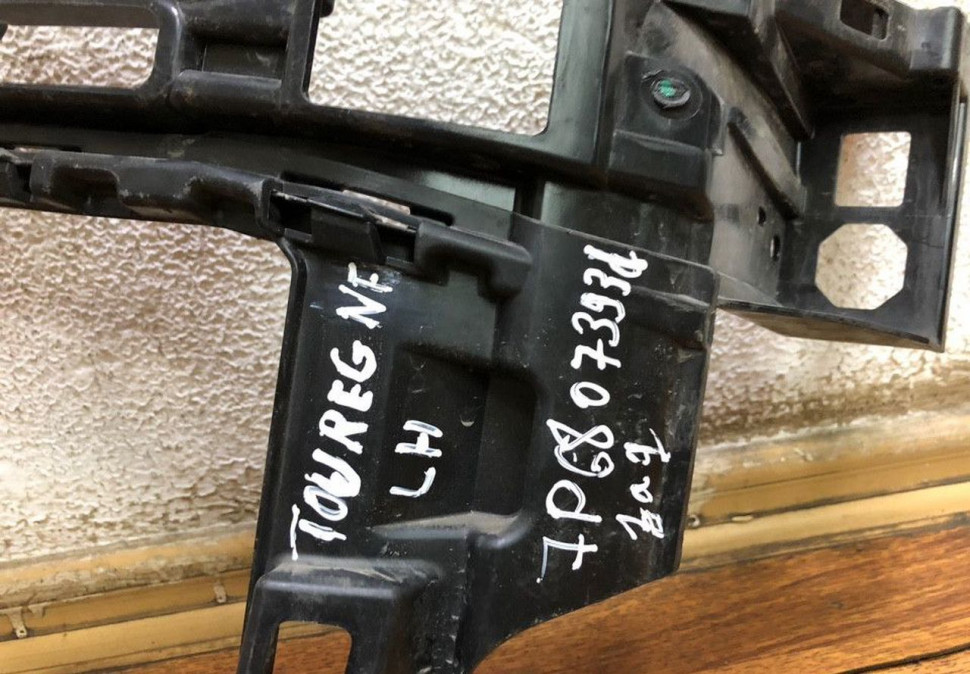 Кронштейн заднего бампера левый Volkswagen Touareg NF oem 7P6807393