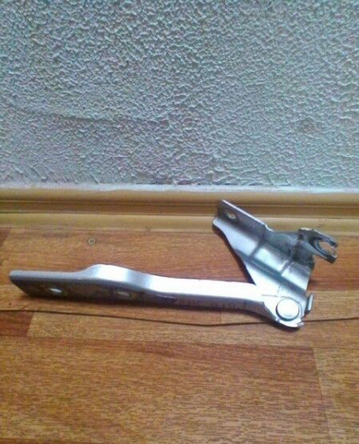 Петля капота передняя левая Volkswagen Polo