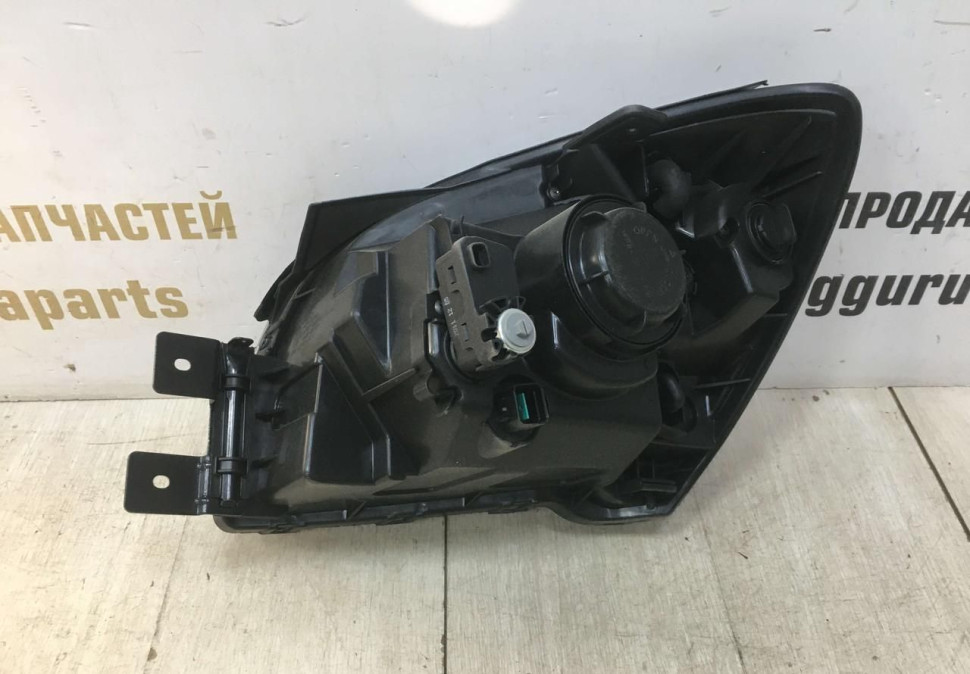 Фара правая Kia Sportage 2 2004-2008 OEM 921021F011