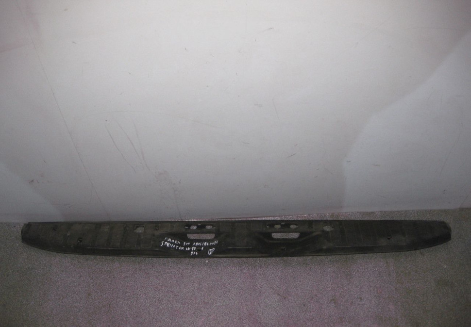 Накладка задней двери нижняя Mercedes benz Sprinter w906 oem a9066860074 (скл-3)