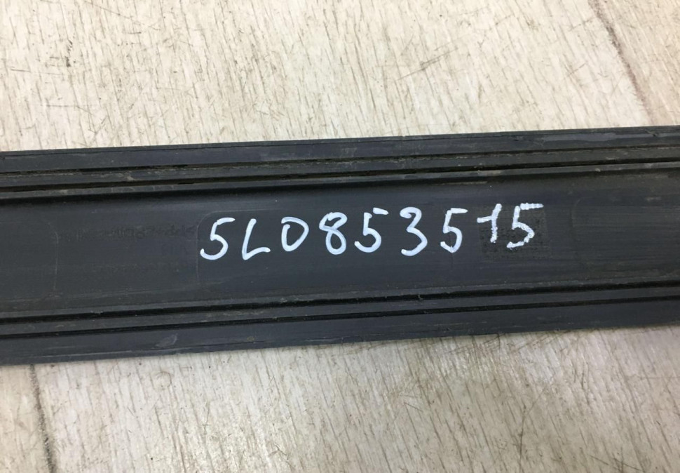 Молдинг двери передней правой Skoda Yeti 2009 oem 5l0853615 Молдинг двери передней правой Skoda Yeti 2009 oem 5l0853615