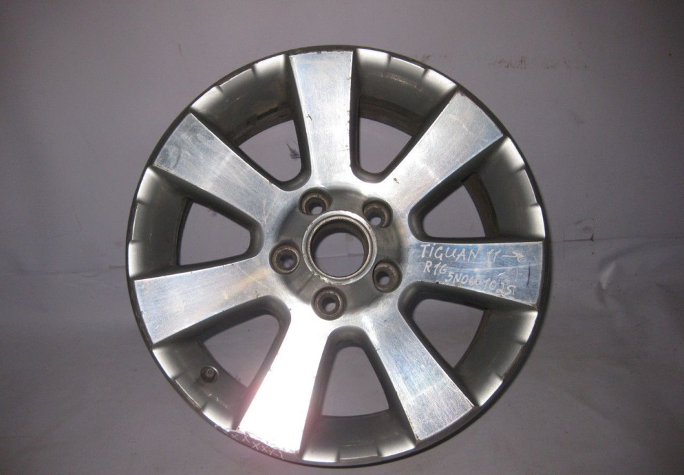 Диск литой Volkswagen Tiguan (11>) R16 oem 5n0601025 (дефект) (скл-3)