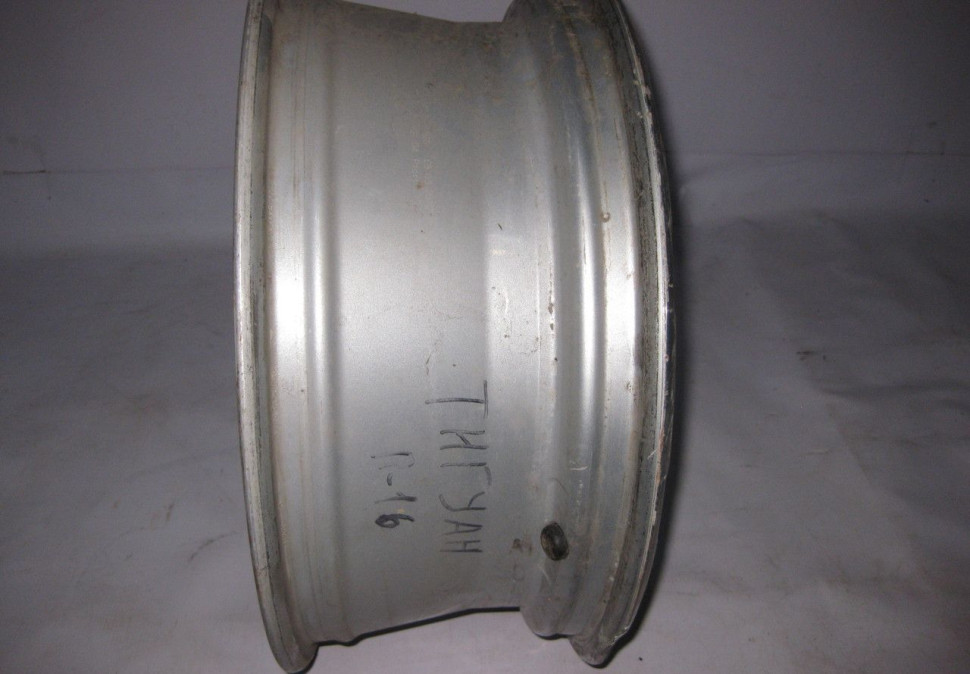 Диск литой Volkswagen Tiguan (11>) R16 oem 5n0601025 (дефект) (скл-3) Диск литой Volkswagen Tiguan (11>) R16 oem 5n0601025 (дефект) (скл-3)