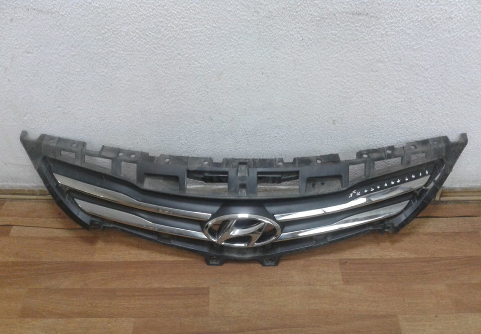 Решетка радиатора Hyundai Solaris 1 рест oem 863514l500 (трещины)