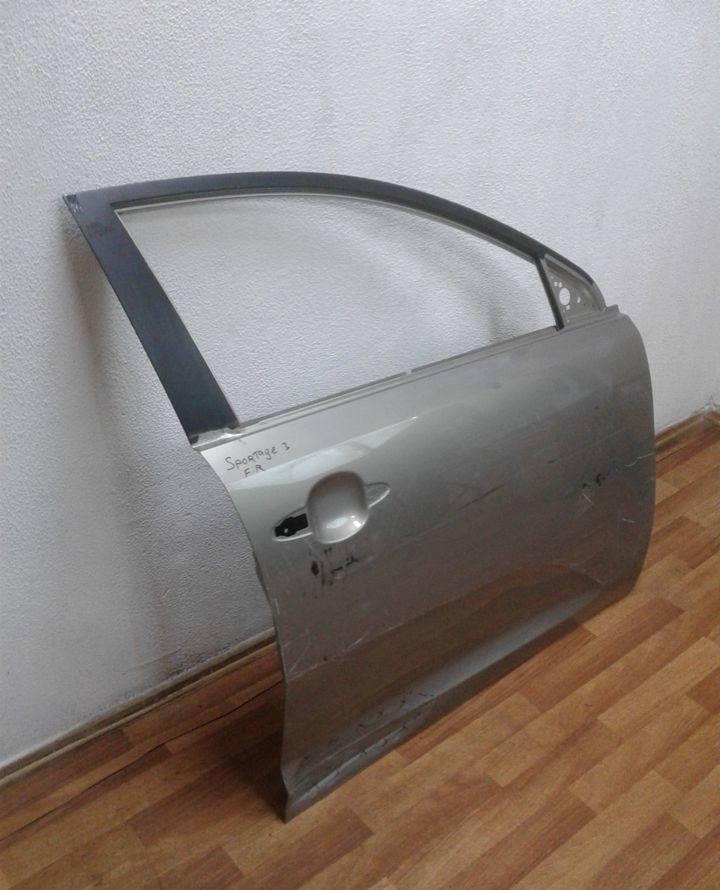 Дверь передняя правая Kia Sportage 3 (вмятина) Дверь передняя правая Kia Sportage 3 (вмятина)