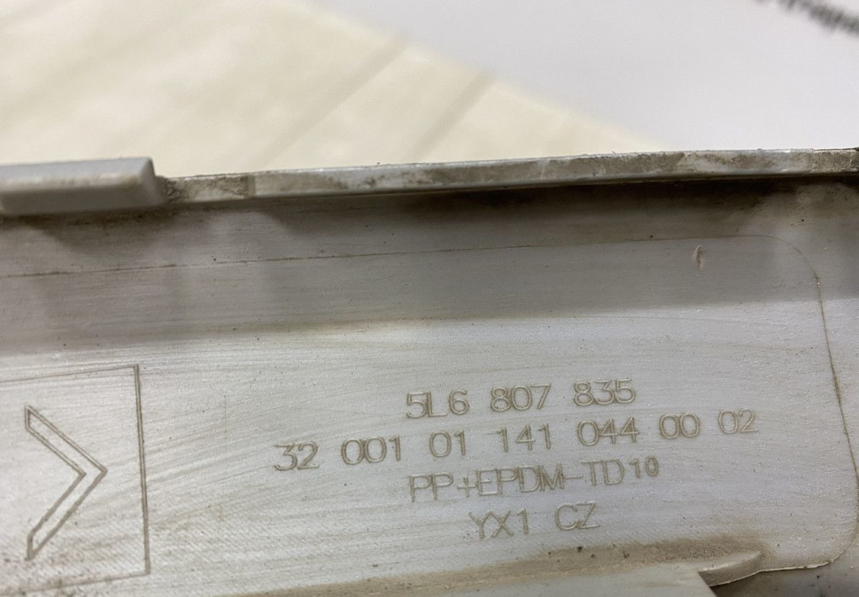 Накладка заднего бампера Skoda Yeti рестайлинг OEM 5L6807835D Накладка заднего бампера Skoda Yeti рестайлинг OEM 5L6807835D