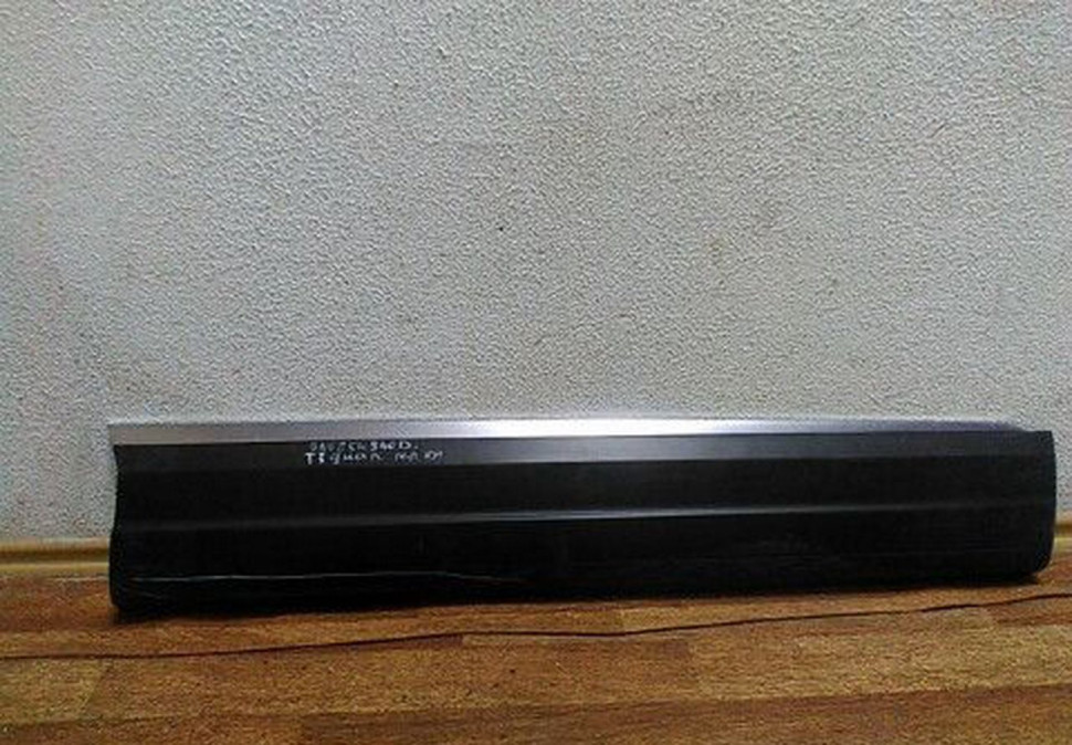 Молдинг двери передний правый Volkswagen Tiguan потертости oem 5n0854940d