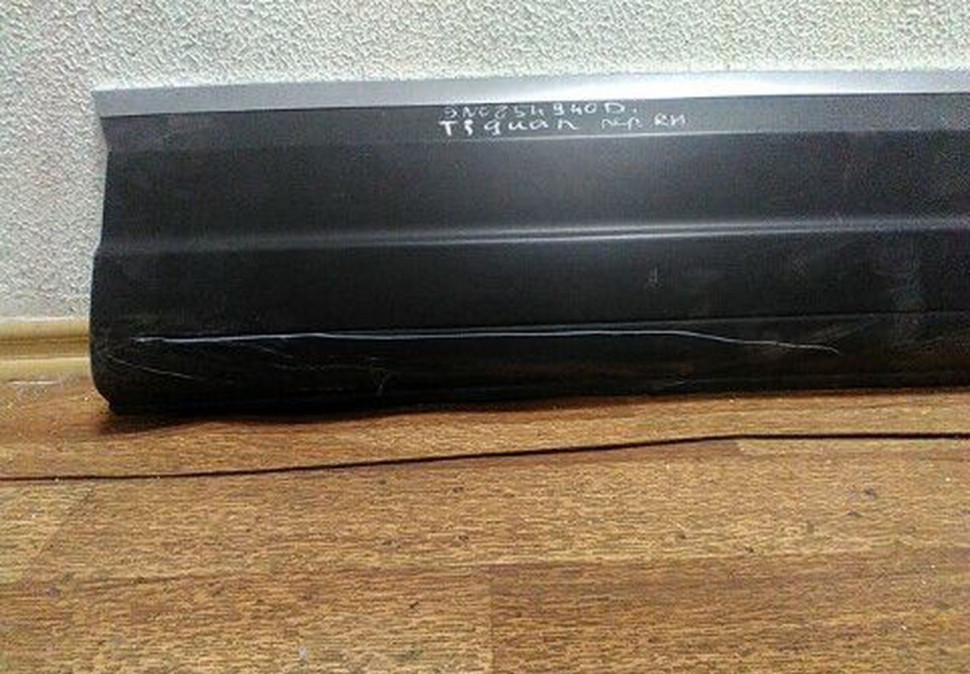 Молдинг двери передний правый Volkswagen Tiguan потертости oem 5n0854940d Молдинг двери передний правый Volkswagen Tiguan потертости oem 5n0854940d