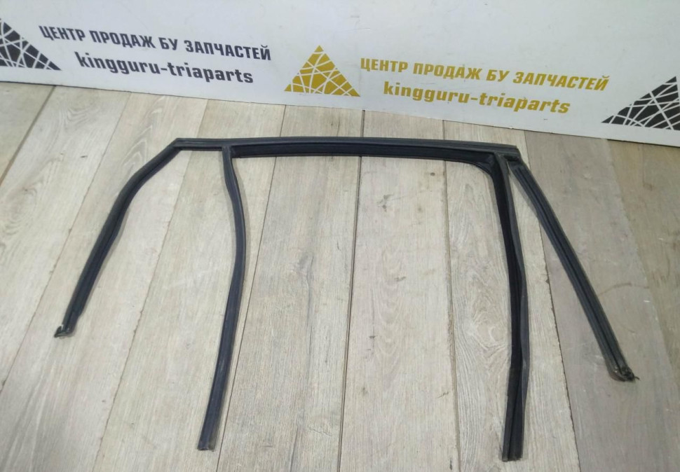 Уплотнитель стекла двери задний левый бу BMW X5 F15 OEM 51357289667