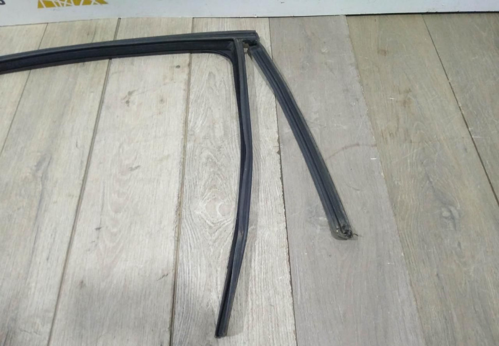 Уплотнитель стекла двери задний левый бу BMW X5 F15 OEM 51357289667 Уплотнитель стекла двери задний левый бу BMW X5 F15 OEM 51357289667