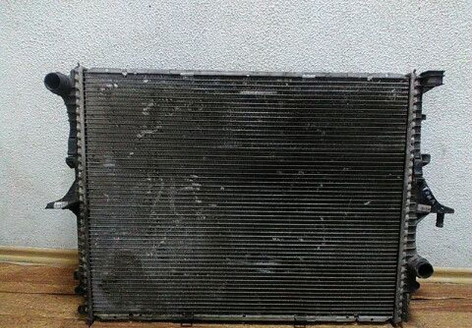 Радиатор охлаждения ДВС Volkswagen Touareg сломано крепление м/т oem 7l6121253b