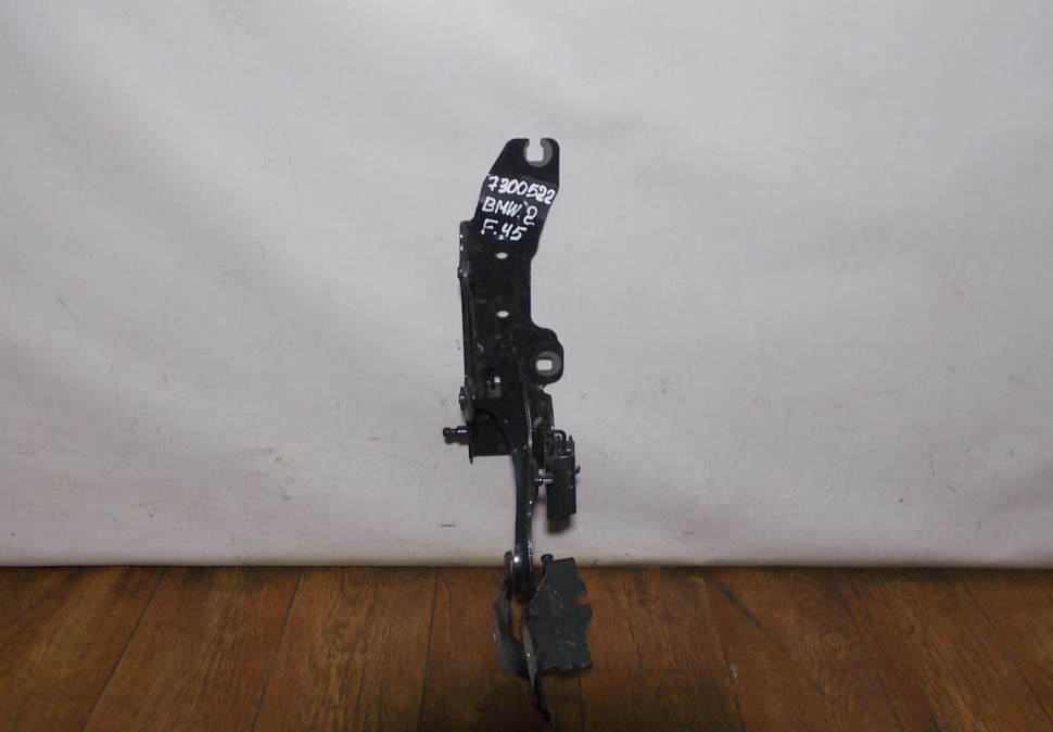 Петля капота правая бу BMW 2 F45 OEM 7300522