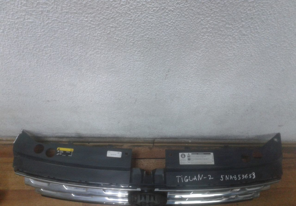Решетка радиатора Volkswagen Tiguan 2 (17>) oem 5NA853653B (слом. угол)(трещины)