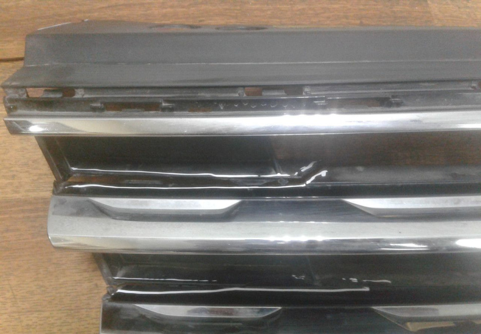 Решетка радиатора Volkswagen Tiguan 2 (17>) oem 5NA853653B (слом. угол)(трещины)