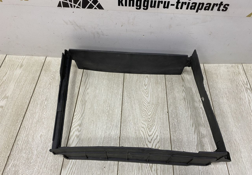 Дефлектор радиатора Renault Logan 2 OEM 215596207R Дефлектор радиатора Renault Logan 2 OEM 215596207R