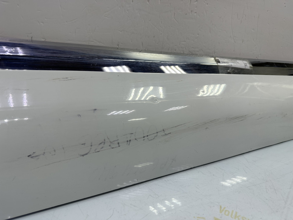 Молдинг двери передний правый Volkswagen Touareg 10- oem 7P6854940 Молдинг двери передний правый Volkswagen Touareg 10- oem 7P6854940