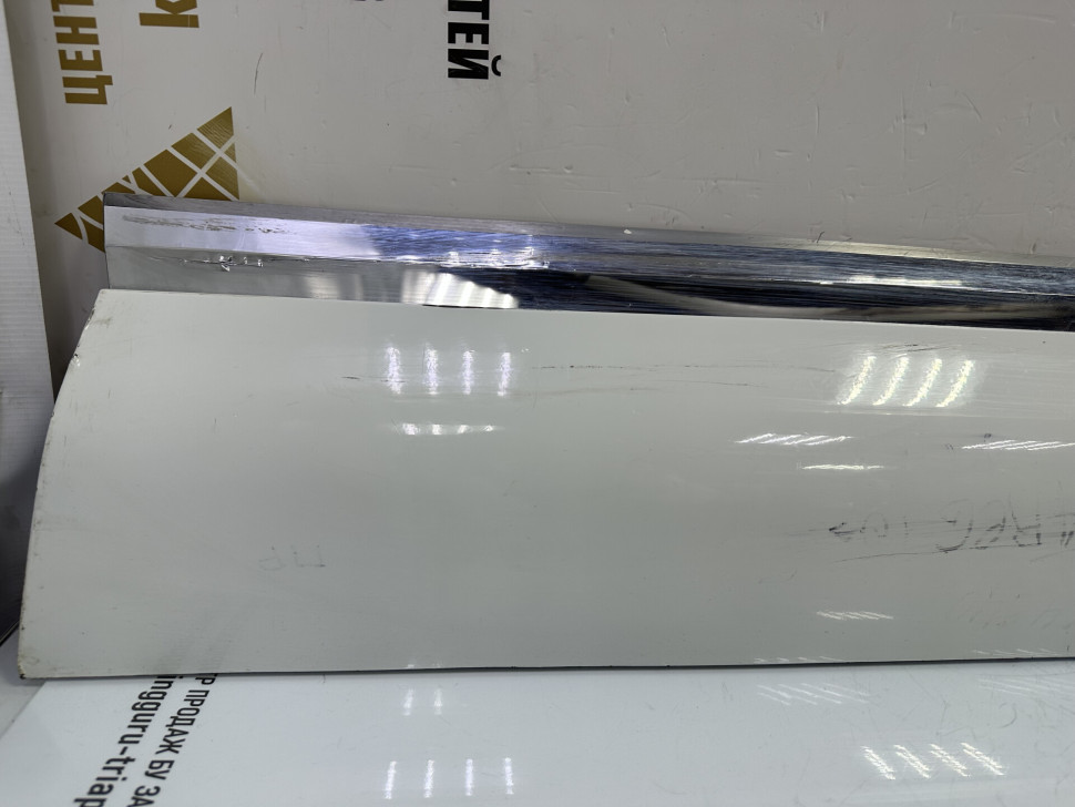 Молдинг двери передний правый Volkswagen Touareg 10- oem 7P6854940