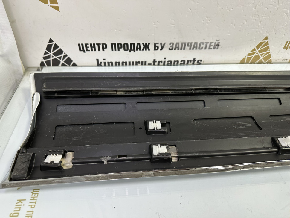 Молдинг двери передний правый Volkswagen Touareg 10- oem 7P6854940