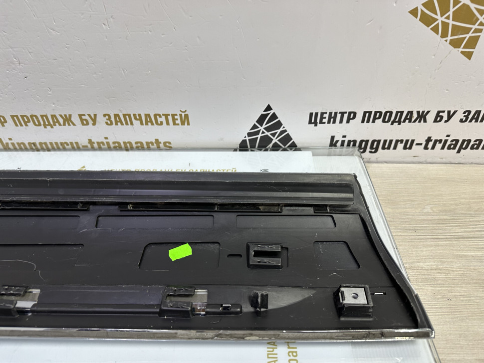 Молдинг двери передний правый Volkswagen Touareg 10- oem 7P6854940