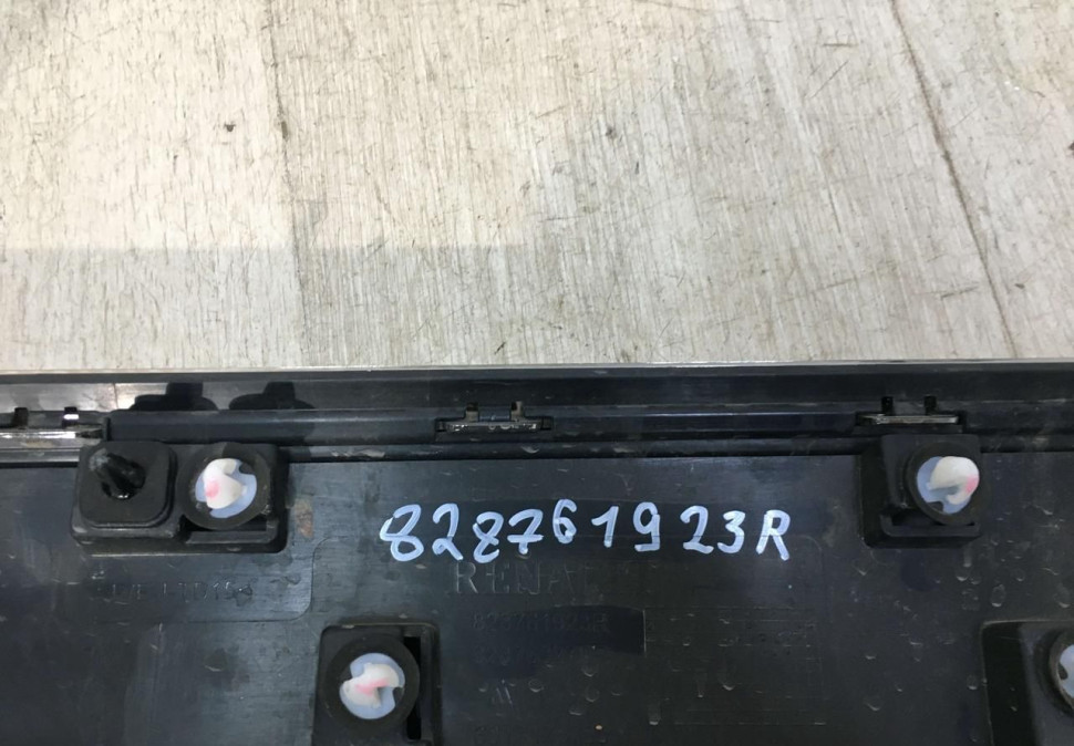 Молдинг двери задний правый Renault Arkana 2019 OEM 828761923R Молдинг двери задний правый Renault Arkana 2019 OEM 828761923R