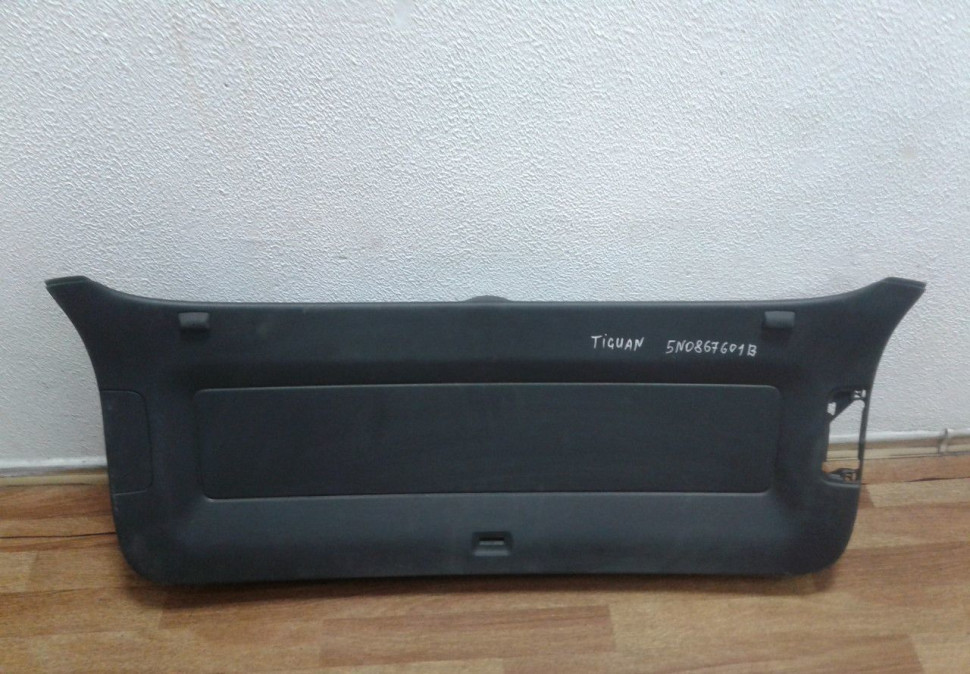 Обшивка крышки багажника Volkswagen Tiguan (07-16) oem 5N0867601B