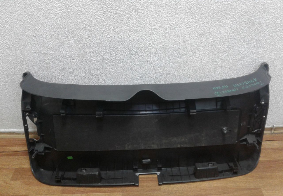Обшивка крышки багажника Volkswagen Tiguan (07-16) oem 5N0867601B