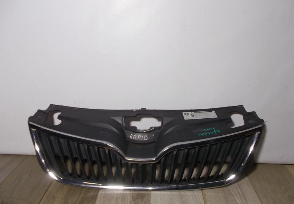 Решетка радиатора бу Skoda Rapid OEM 5JA853668