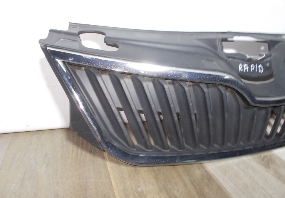 Решетка радиатора бу Skoda Rapid OEM 5JA853668