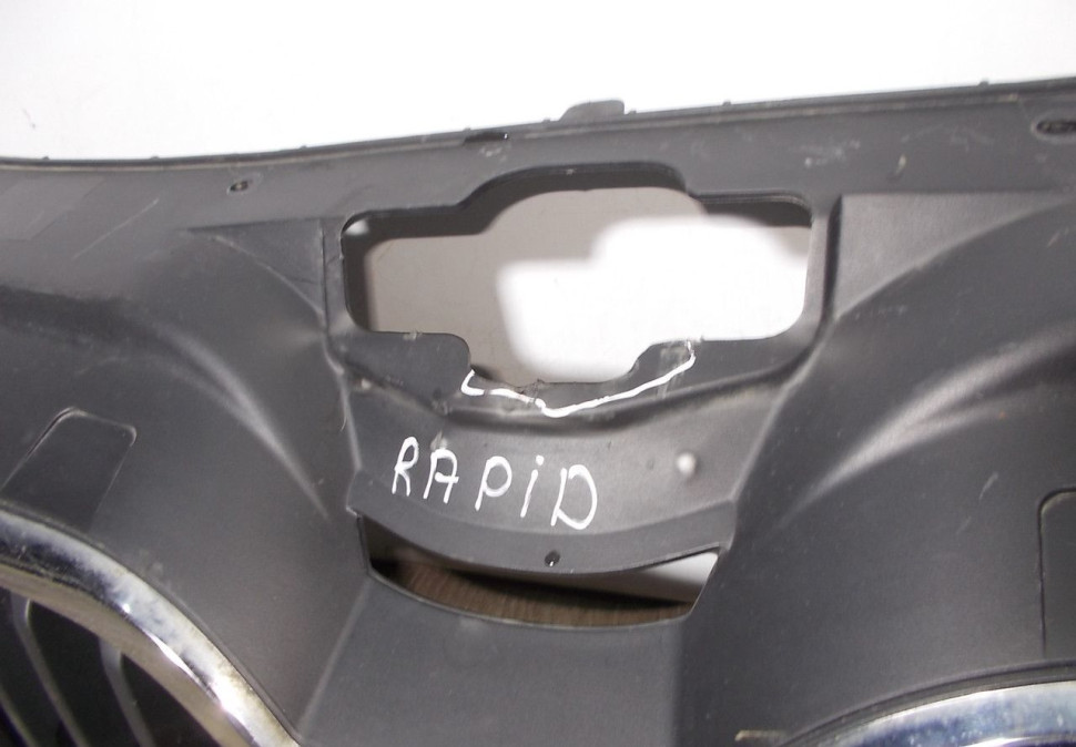 Решетка радиатора бу Skoda Rapid OEM 5JA853668