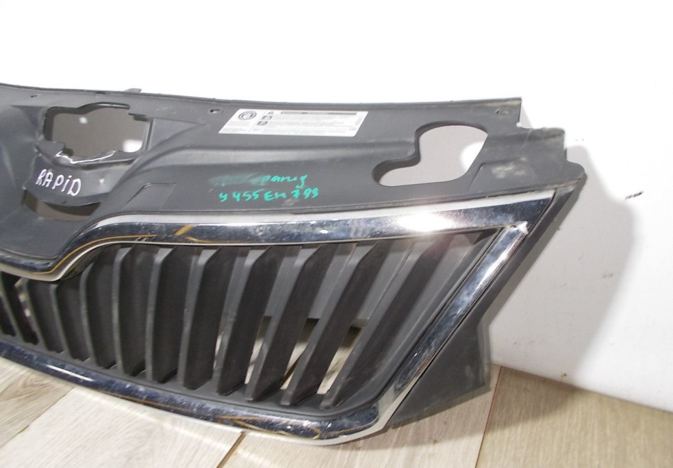 Решетка радиатора бу Skoda Rapid OEM 5JA853668
