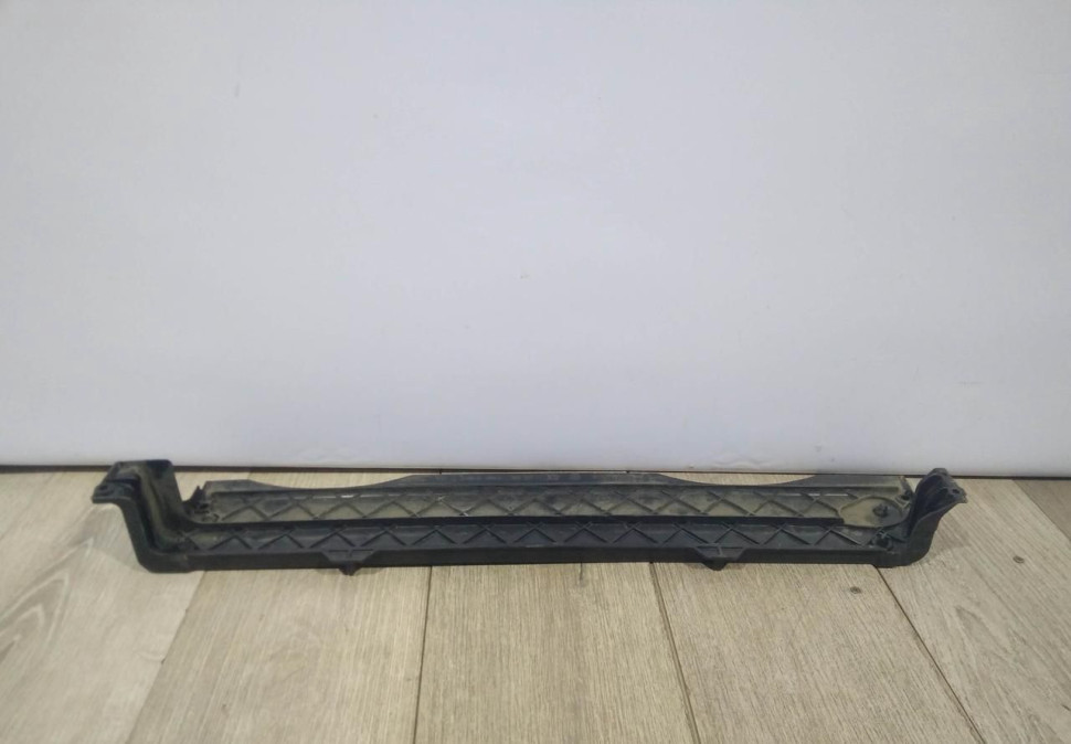 Накладка на радиатор бу BMW X5 F15 OEM 17118574000 Накладка на радиатор бу BMW X5 F15 OEM 17118574000