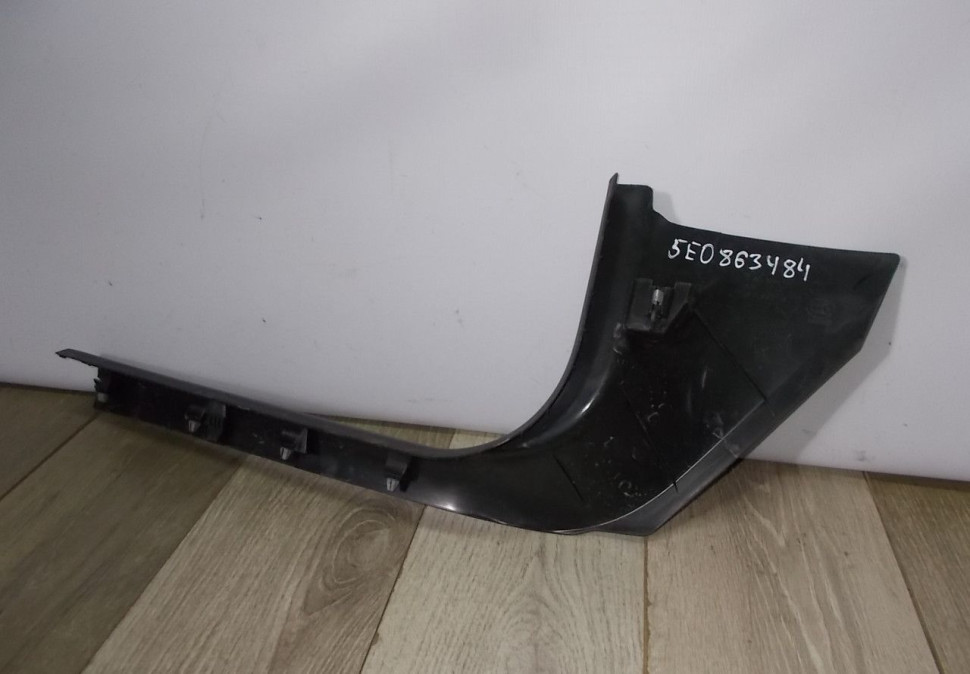 Обивка порога передняя правая бу Skoda Octavia A7 OEM 5E0863484
