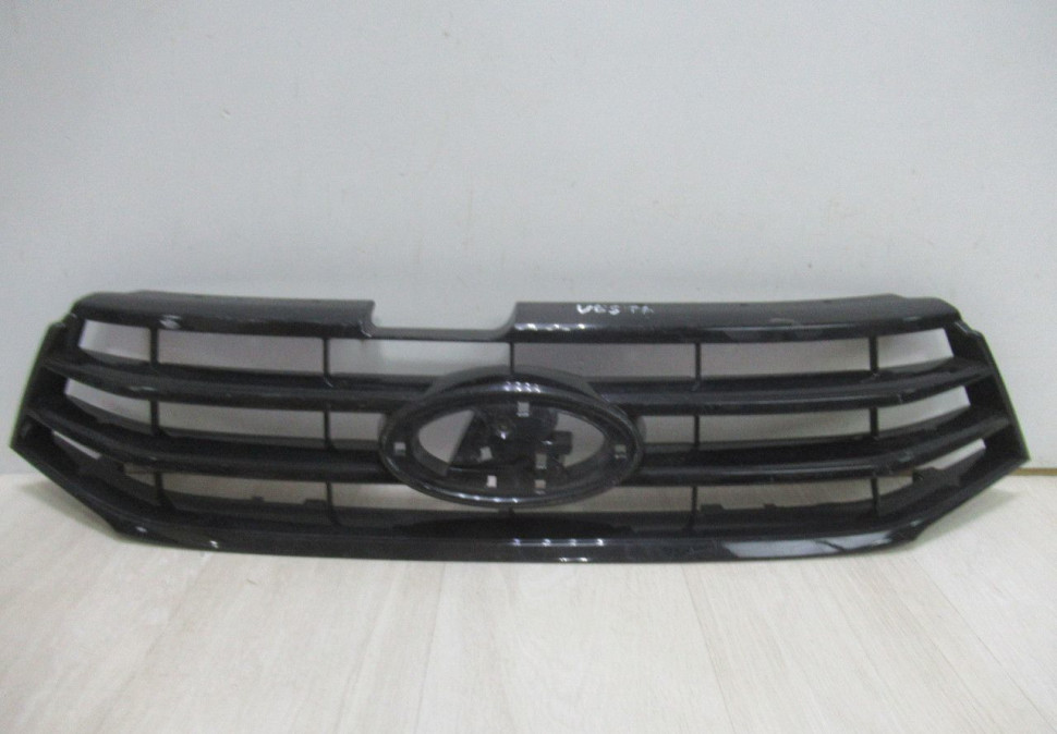 Решетка радиатора Lada Vesta Oem 8450008875 (в хорошем состоянии) (скл-3)