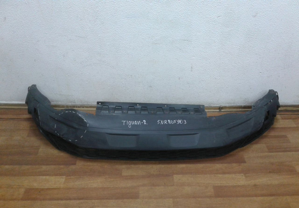 Спойлер переднего бампера Volkswagen Tiguan 2 oem 5NR805903 (вмятина)