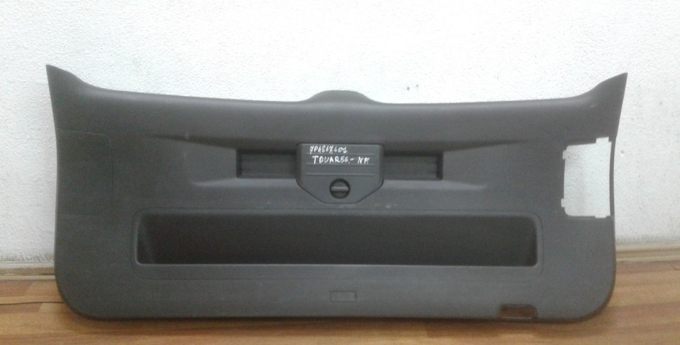 Обивка крышки багажника Volkswagen Touareg NF oem 7P6867601A (скл-3)