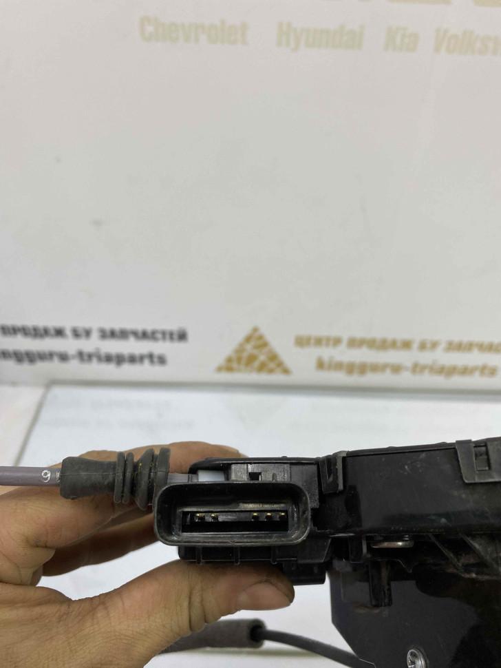Замок передней правой двери Kia Sportage 4 OEM 81320F1200