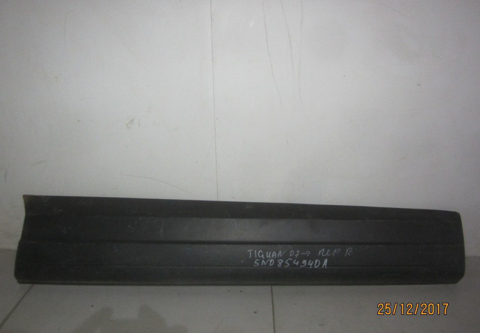 Молдинг двери передний правый Volkswagen Tiguan (07>) oem 5n08544940a (скл-3)