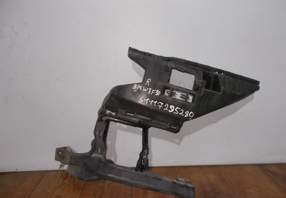 Кронштейн противотуманной фары правый бу BMW 7 F01 OEM 51117295280