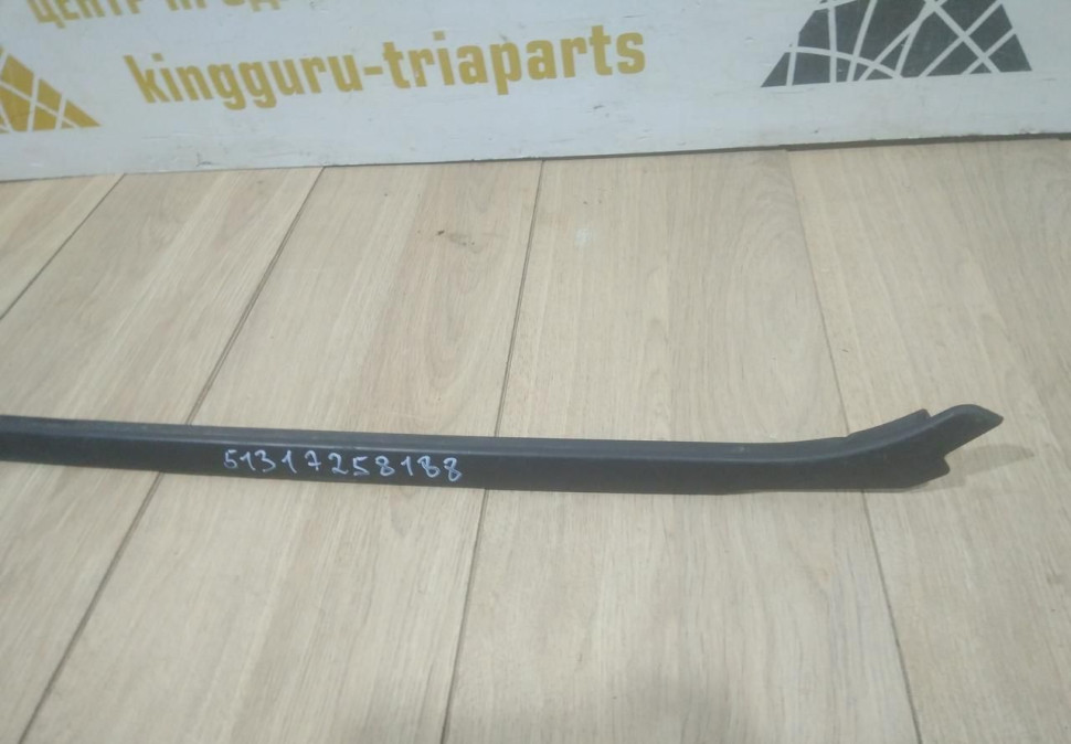 Молдинг лобового стекла правый бу BMW 3 F30 рестайлинг OEM 51317258188 Молдинг лобового стекла правый бу BMW 3 F30 рестайлинг OEM 51317258188