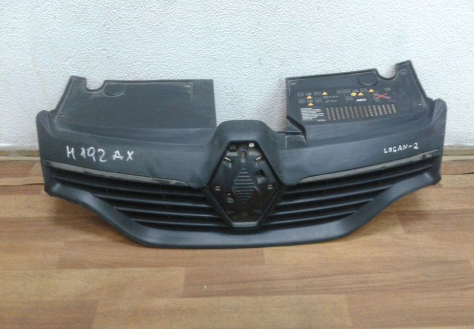 Решетка радиатора Renault Logan 2 oem 623107605r (скл-3)